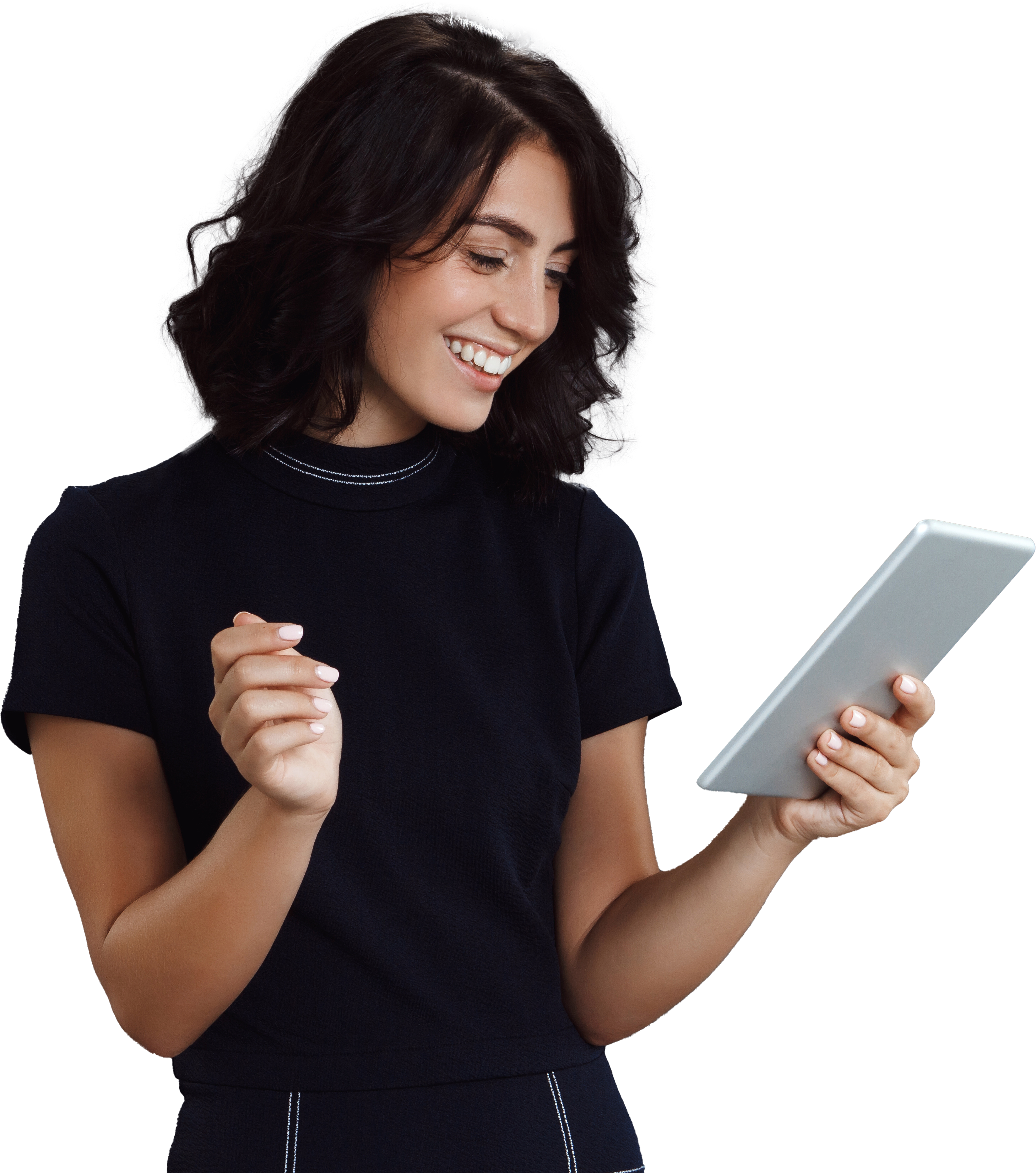 mulher feliz olhando para o tablet lendo os benefícios do sistema